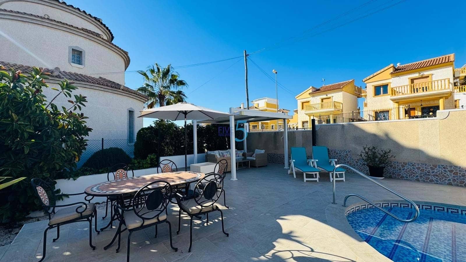 Chalet de 3 habitaciones en Villamartin en venta con piscina garaje - 385.000 € (Ref: 9747287)