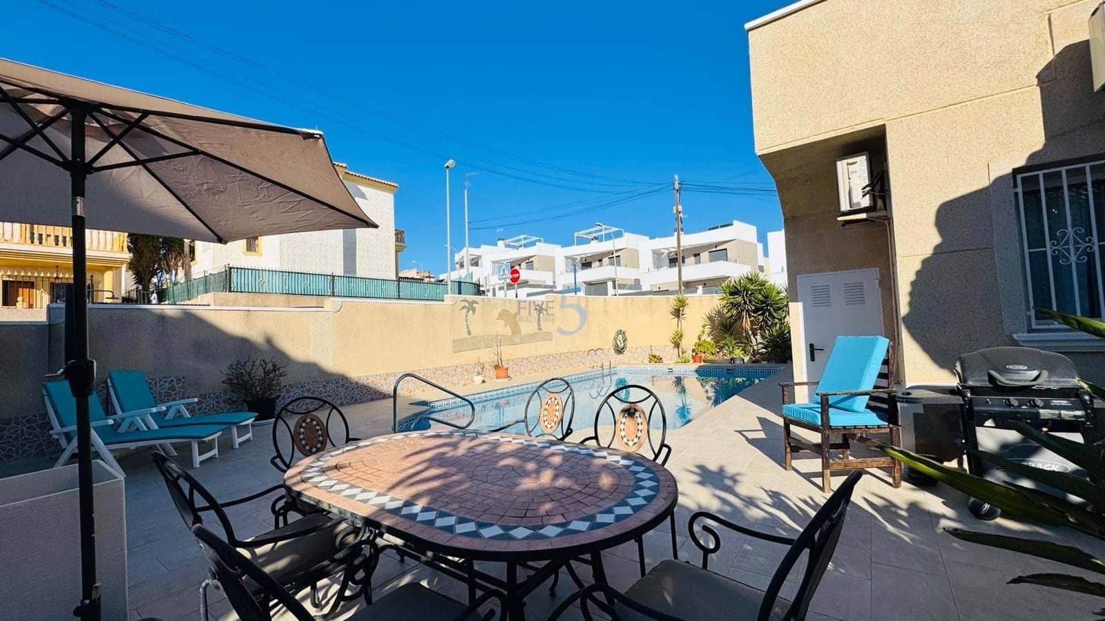 Chalet de 3 habitaciones en Villamartin en venta con piscina garaje - 385.000 € (Ref: 9747287)