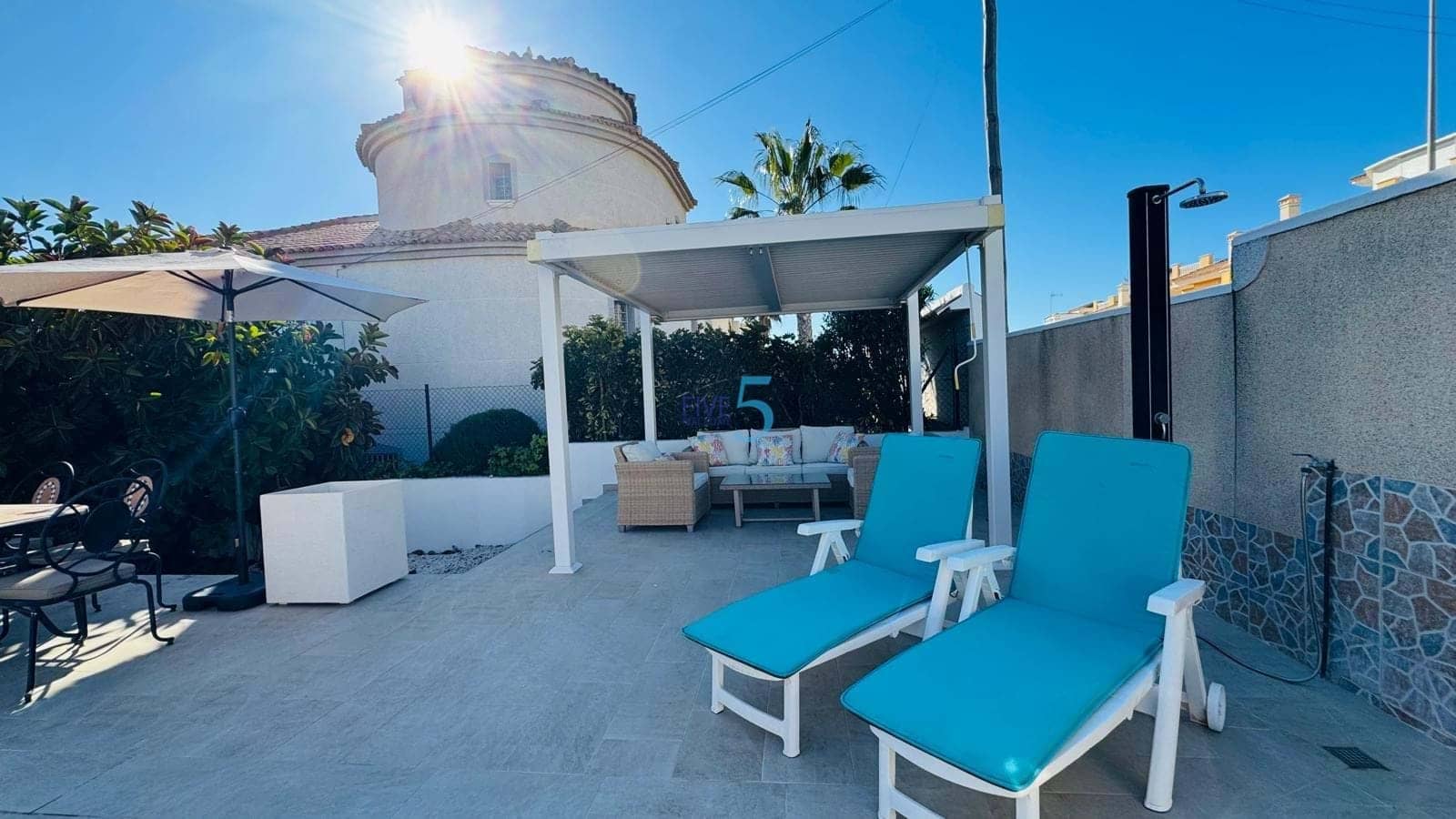 Chalet de 3 habitaciones en Villamartin en venta con piscina garaje - 385.000 € (Ref: 9747287)