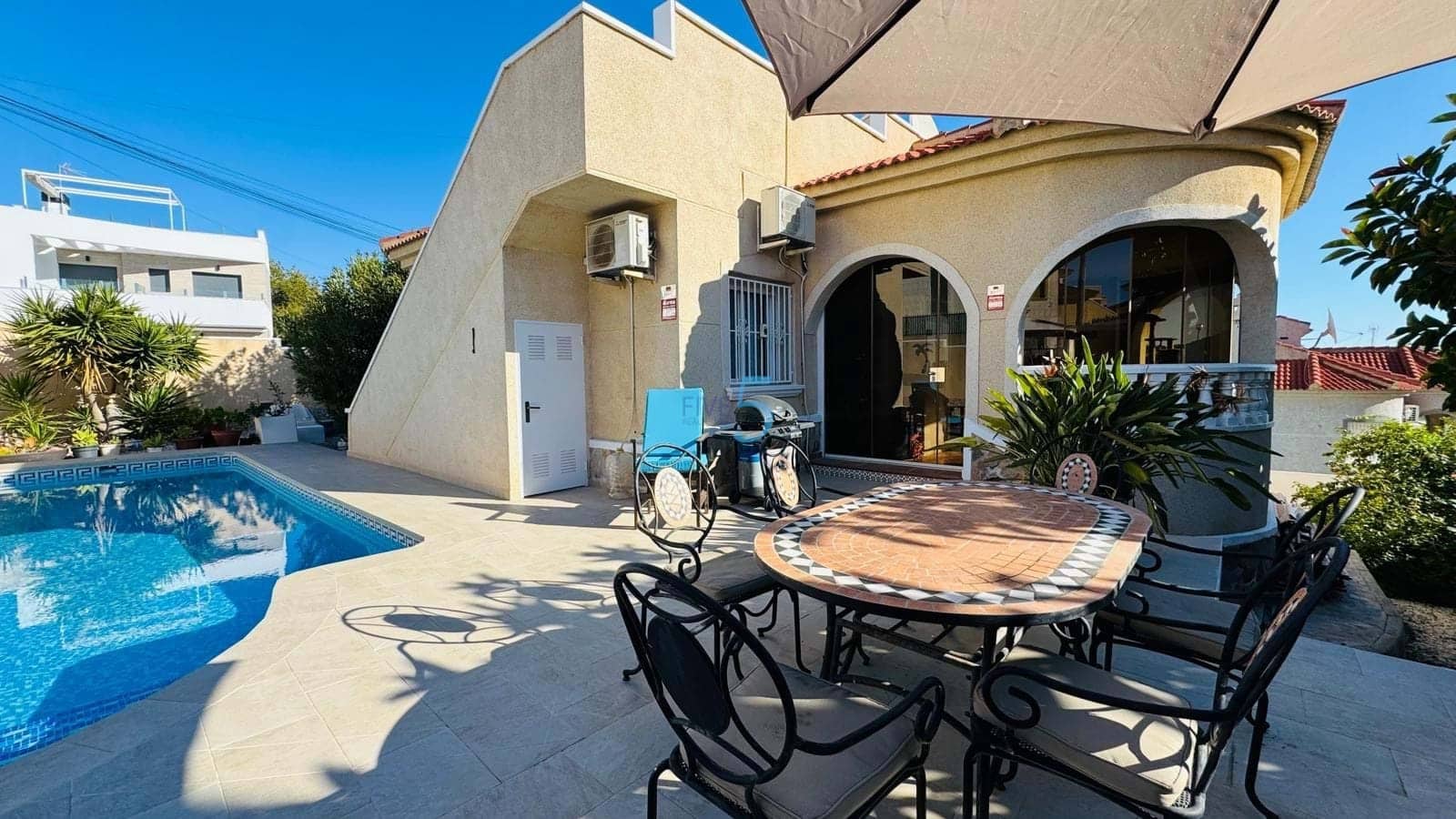 Chalet de 3 habitaciones en Villamartin en venta con piscina garaje - 385.000 € (Ref: 9747287)