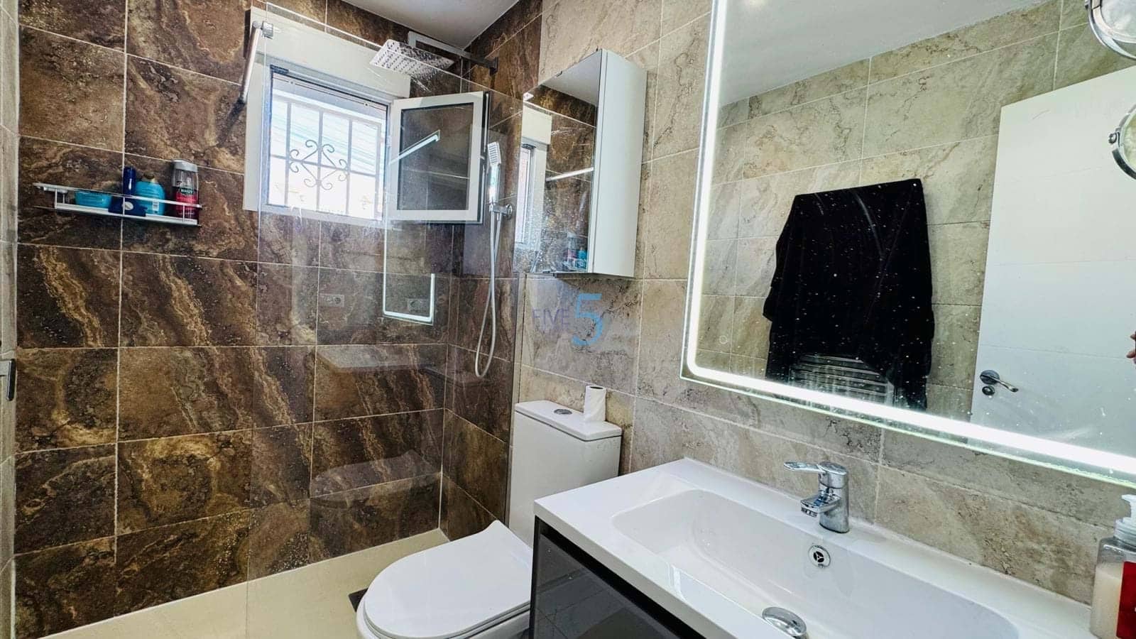 Chalet de 3 habitaciones en Villamartin en venta con piscina garaje - 385.000 € (Ref: 9747287)