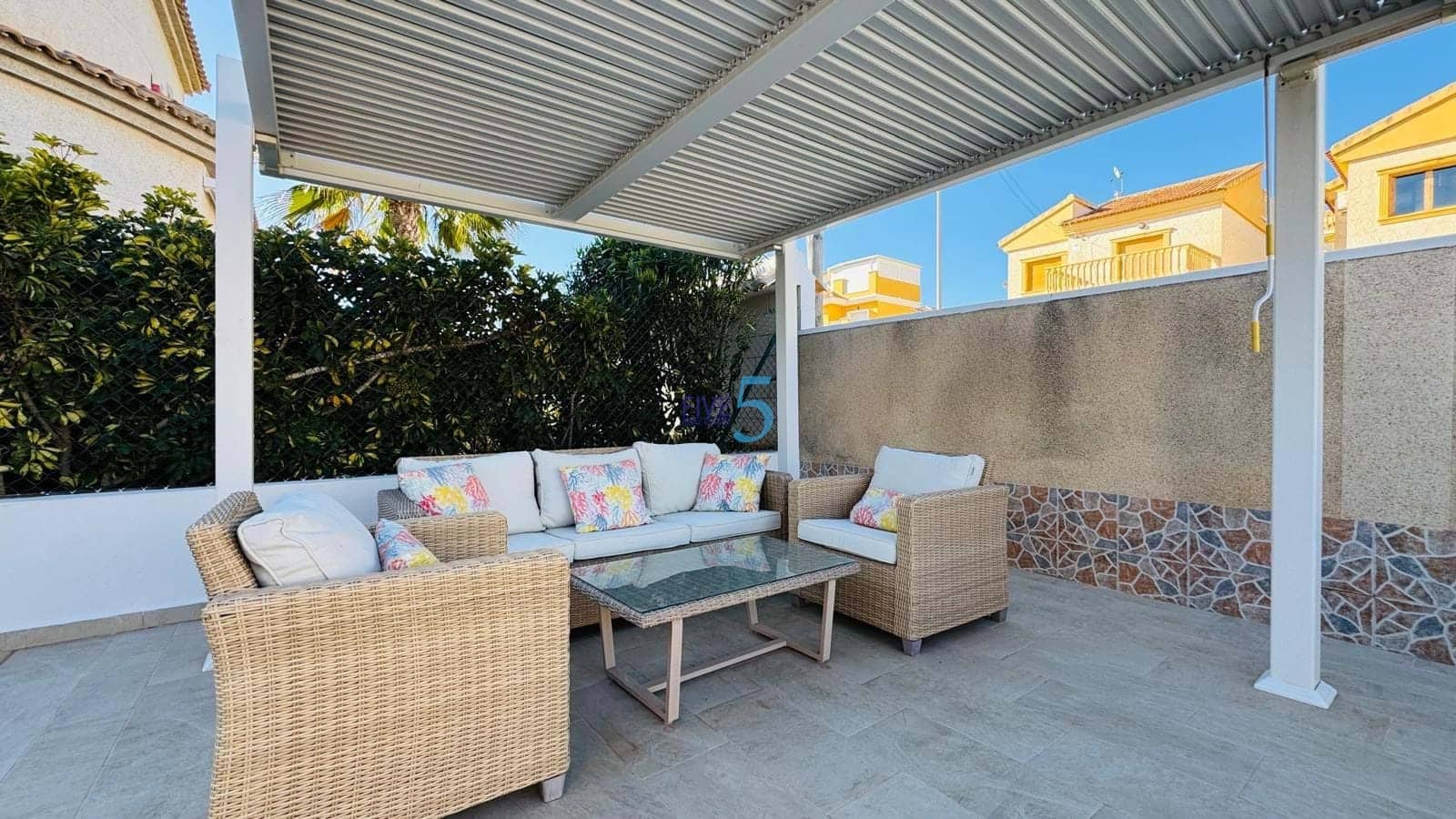 Chalet de 3 habitaciones en Villamartin en venta con piscina garaje - 385.000 € (Ref: 9747287)