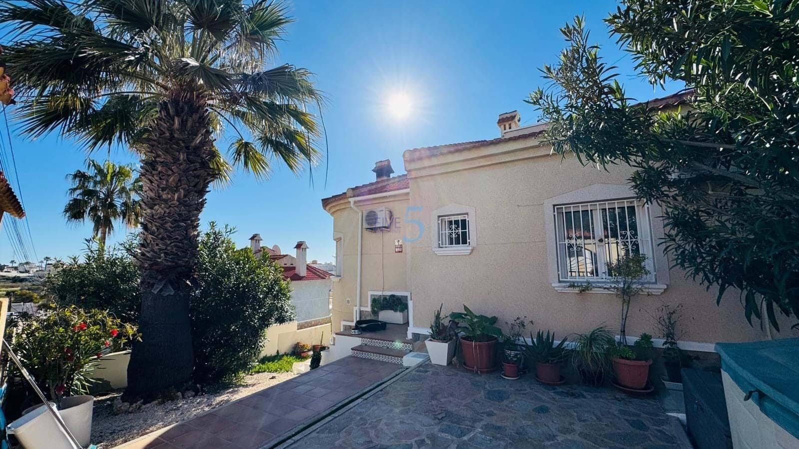 Chalet de 3 habitaciones en Villamartin en venta con piscina garaje - 385.000 € (Ref: 9747287)