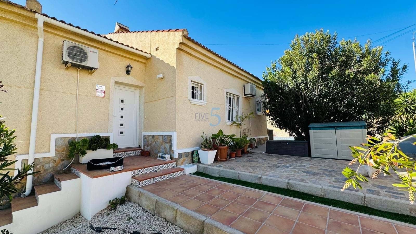 Chalet de 3 habitaciones en Villamartin en venta con piscina garaje - 385.000 € (Ref: 9747287)