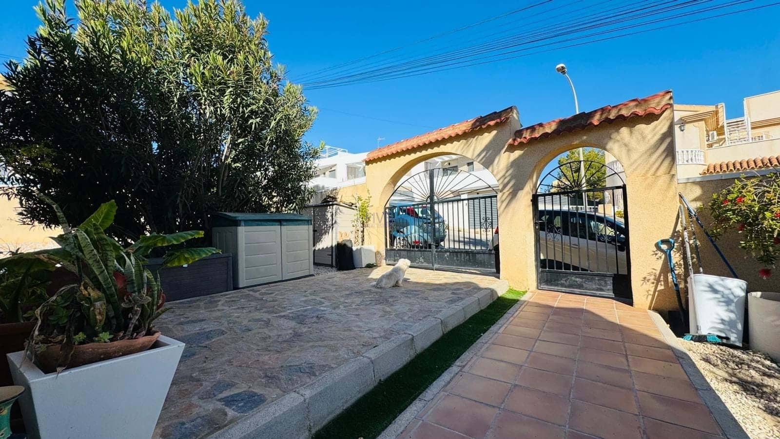 Chalet de 3 habitaciones en Villamartin en venta con piscina garaje - 385.000 € (Ref: 9747287)