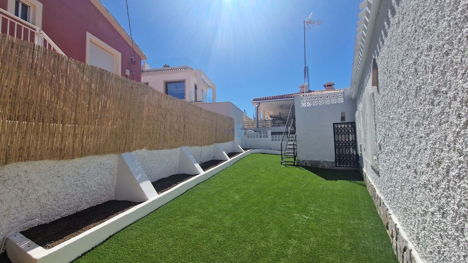 4 bedroom Villa for sale in Los Urrutias with garage - € 410,000 (Ref: 9749379)