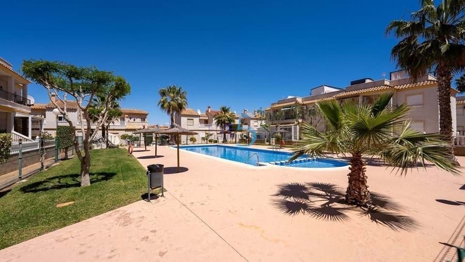 Casa de 4 habitaciones en Villamartin en venta con piscina - 184.000 € (Ref: 9751482)