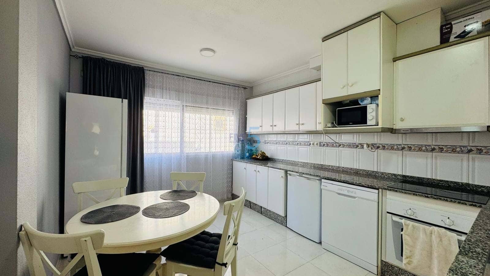 Casa de 4 habitaciones en Villamartin en venta con piscina - 184.000 € (Ref: 9751482)