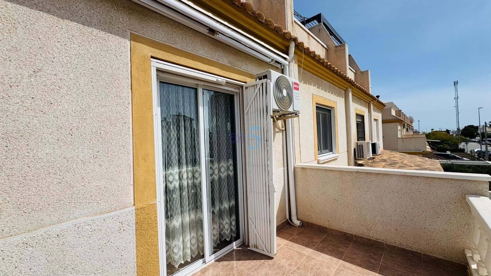 Casa de 4 habitaciones en Villamartin en venta con piscina - 184.000 € (Ref: 9751482)