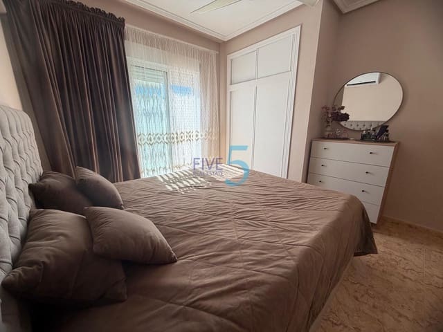 4 soveværelse Byhus til salg i Villamartin, Orihuela med swimmingpool garage - € 199.999 (Ref: 9751482)