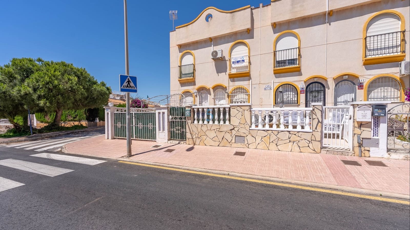 2 bedroom Townhouse for sale in La Florida with pool - € 164,000 (Ref: 9761432)
