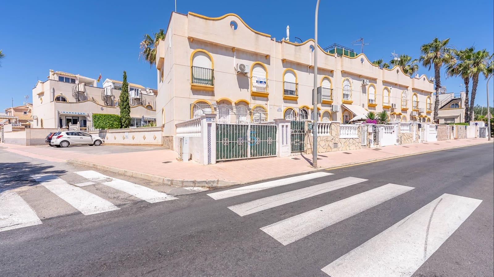 2 bedroom Townhouse for sale in La Florida with pool - € 164,000 (Ref: 9761432)