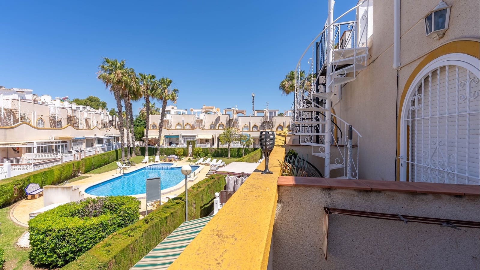 2 bedroom Townhouse for sale in La Florida with pool - € 164,000 (Ref: 9761432)