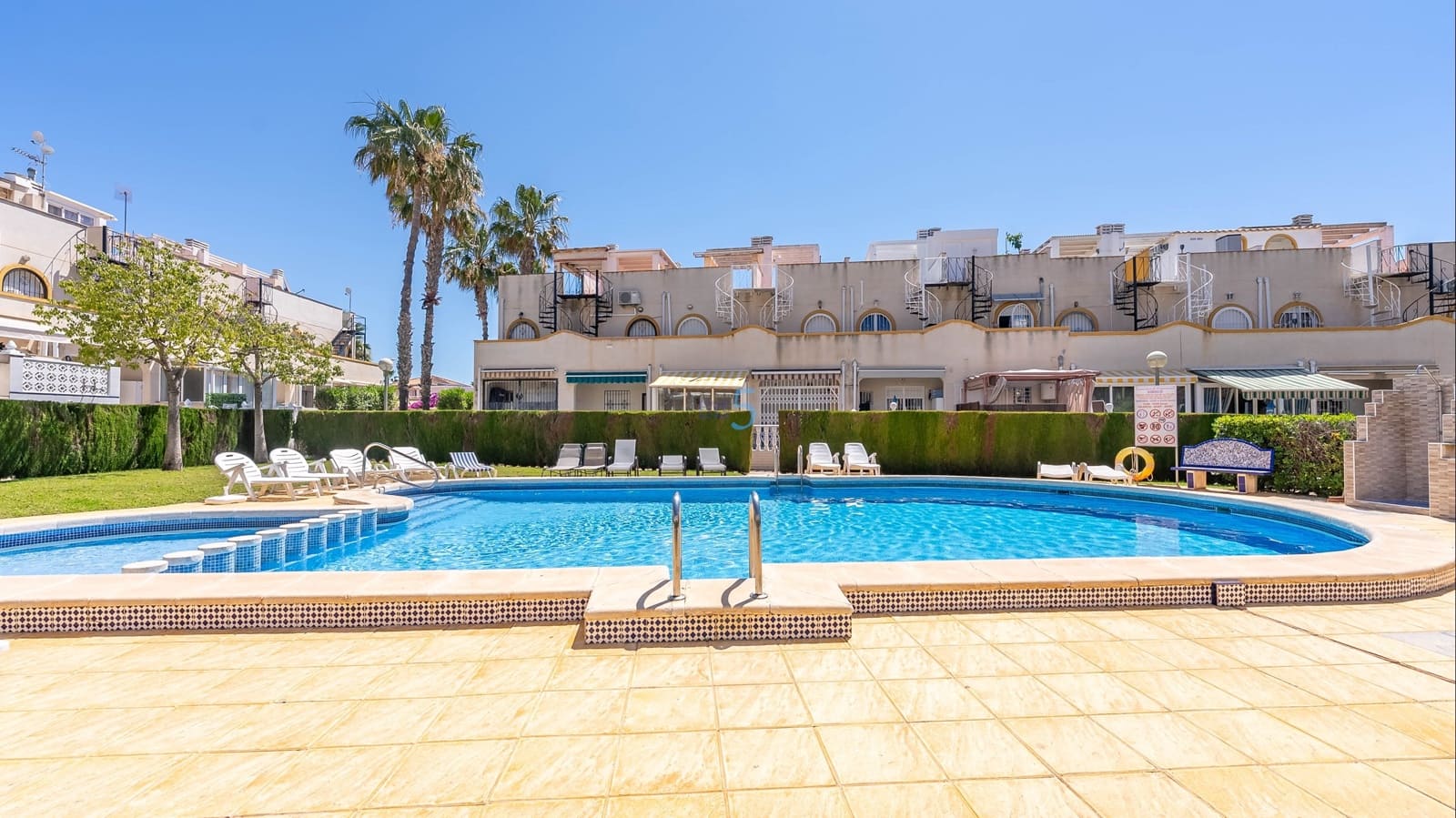2 bedroom Townhouse for sale in La Florida with pool - € 164,000 (Ref: 9761432)