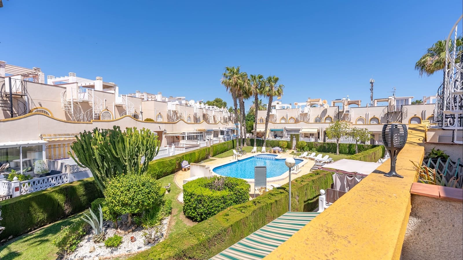 2 bedroom Townhouse for sale in La Florida with pool - € 164,000 (Ref: 9761432)