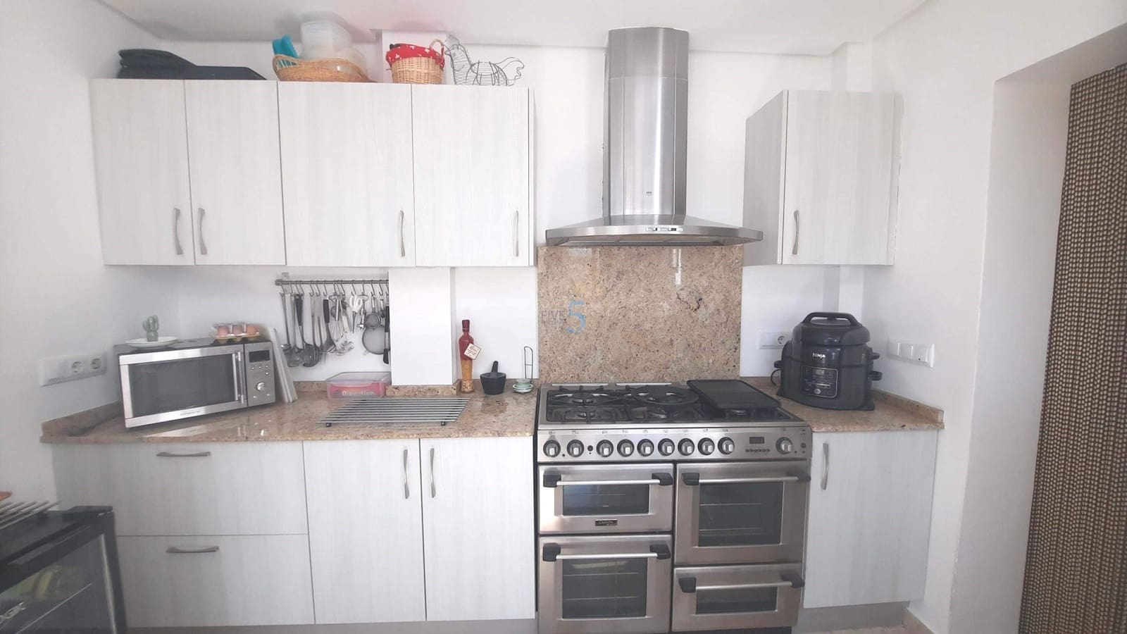 3 makuuhuone Huvila myytävänä paikassa El Valle Golf Resort mukana uima-altaan 
autotalli - 549 999 € (Ref: 9779173)