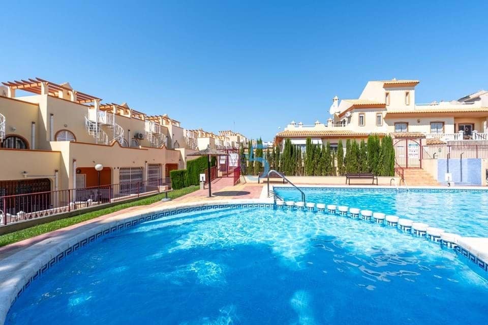 2 bedroom Townhouse for sale in Villamartin with pool - € 179,000 (Ref: 9793510)