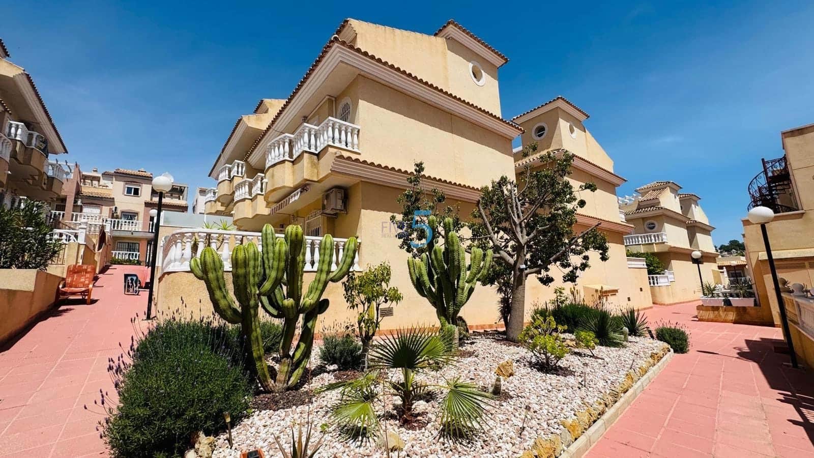 2 bedroom Townhouse for sale in Villamartin with pool - € 179,000 (Ref: 9793510)