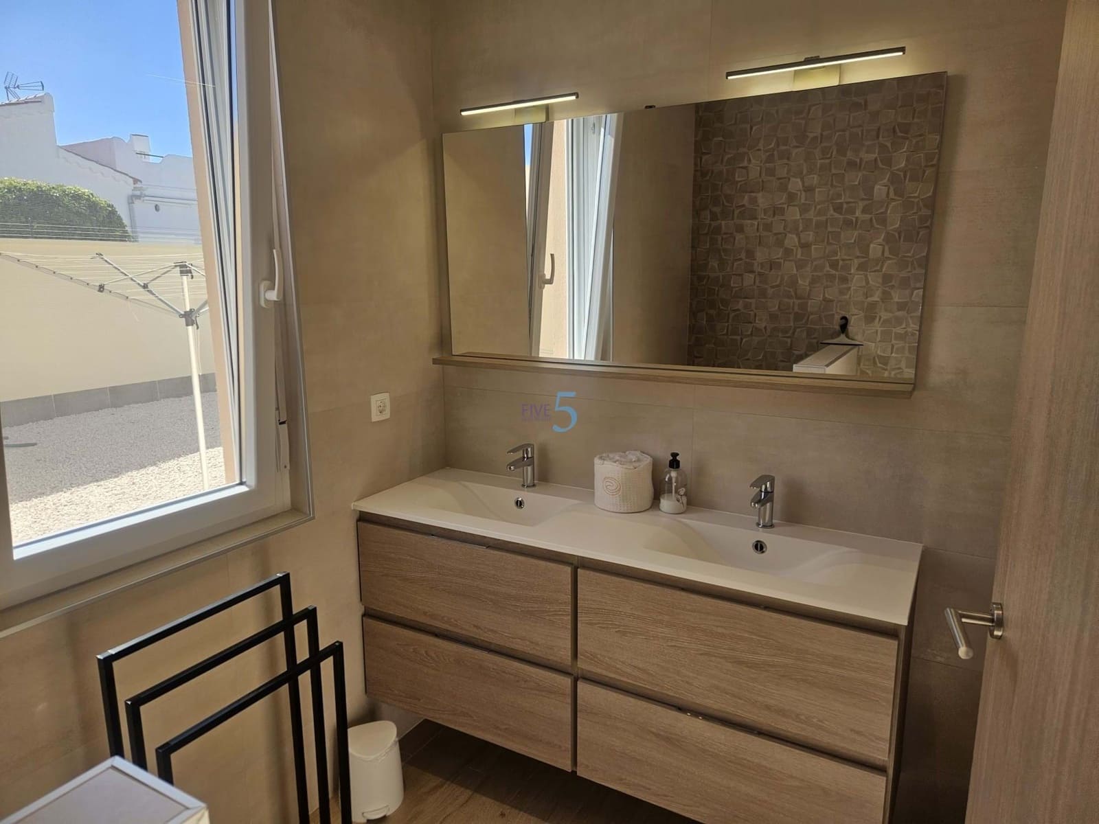 4 soveværelse Villa til salg i Torrevieja med swimmingpool garage - € 730.000 (Ref: 9802972)