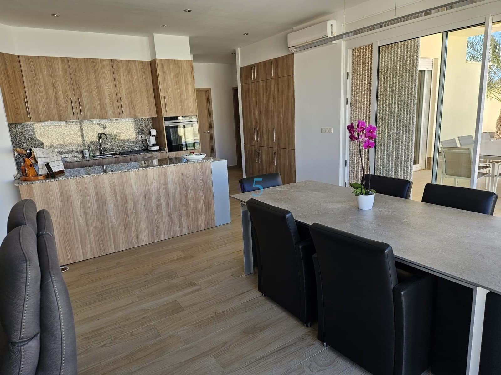 4 soveværelse Villa til salg i Torrevieja med swimmingpool garage - € 730.000 (Ref: 9802972)