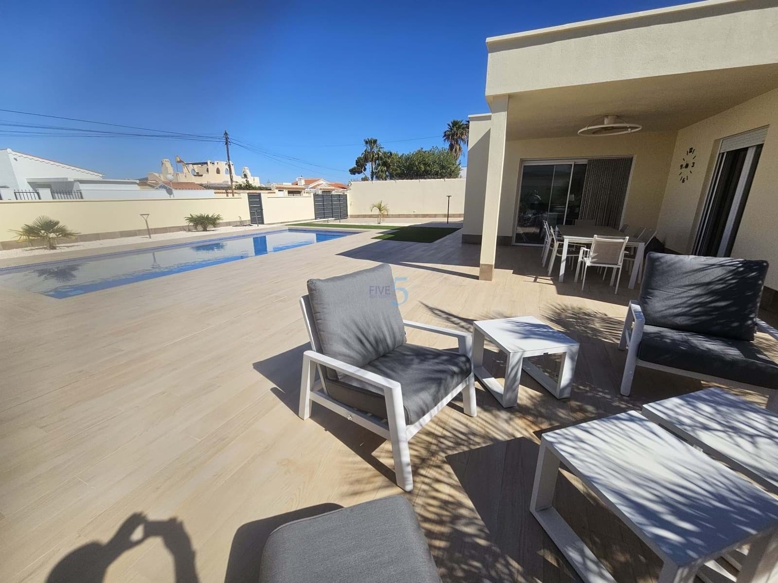 4 soveværelse Villa til salg i Torrevieja med swimmingpool garage - € 730.000 (Ref: 9802972)