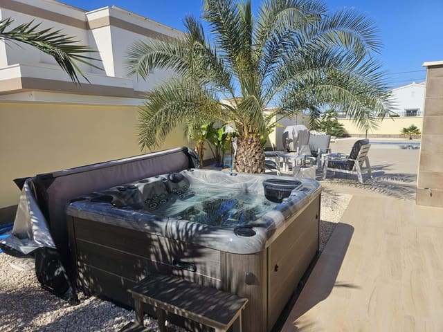 4 soveværelse Villa til salg i Torrevieja med swimmingpool garage - € 730.000 (Ref: 9802972)