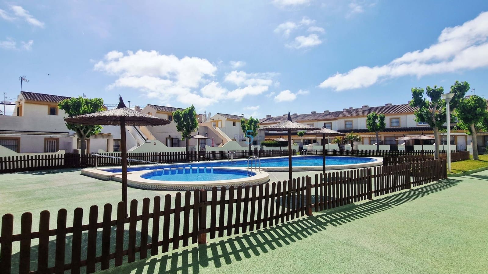 3 chambre Bungalow à vendre à Torre de la Horadada avec piscine garage - 320 000 € (Ref: 9807200)