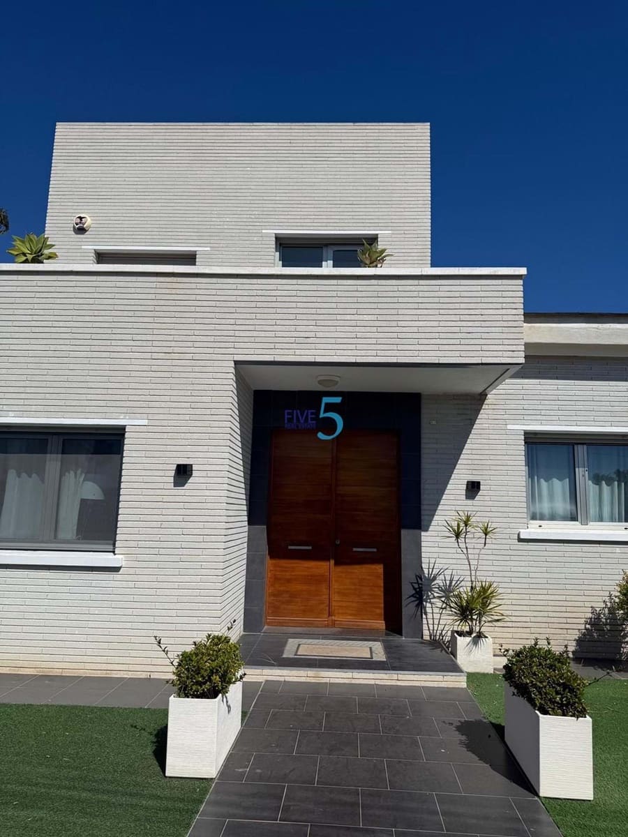 5 Zimmer Villa zu verkaufen in Torrevieja mit Pool Garage - 980.000 € (Ref: 9808601)