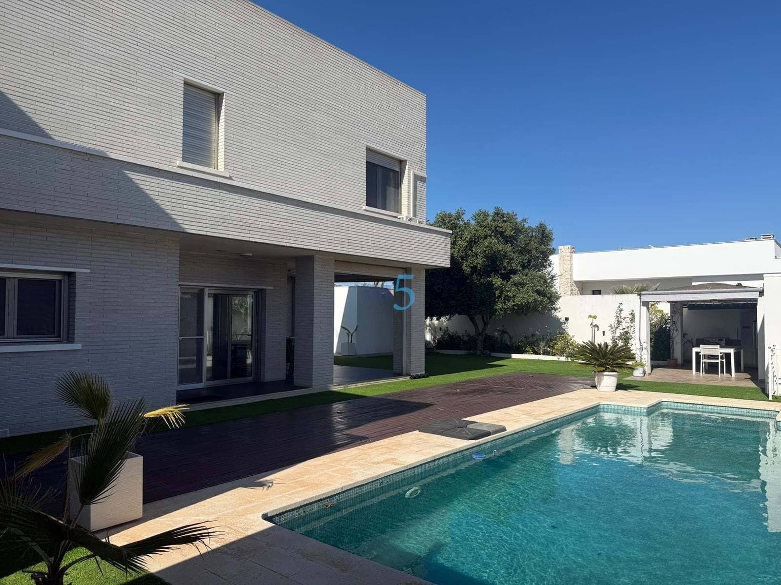 5 Zimmer Villa zu verkaufen in Torrevieja mit Pool Garage - 980.000 € (Ref: 9808601)