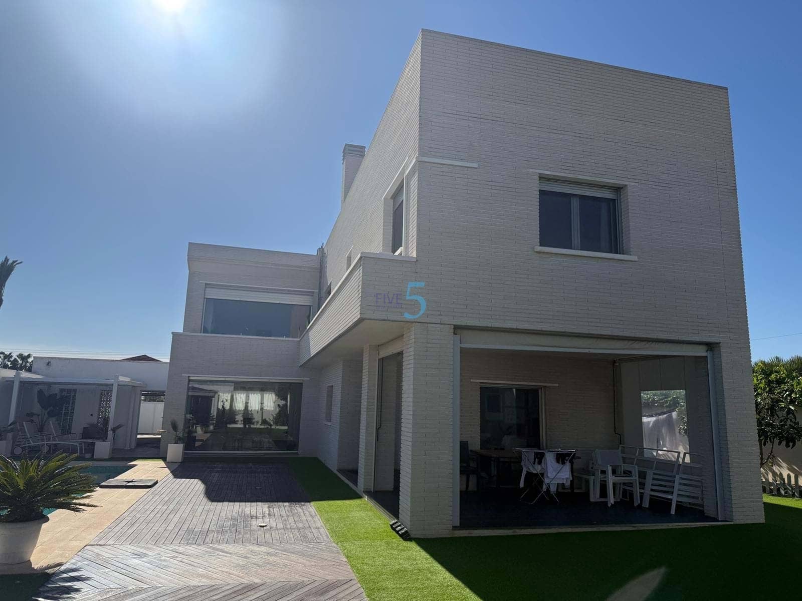 5 Zimmer Villa zu verkaufen in Torrevieja mit Pool Garage - 980.000 € (Ref: 9808601)