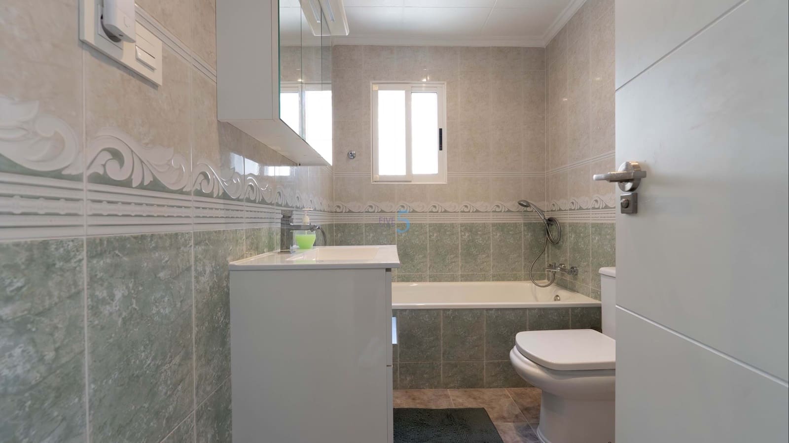 Chalet de 2 habitaciones en Torrevieja en venta con piscina garaje - 279.000 € (Ref: 9814648)