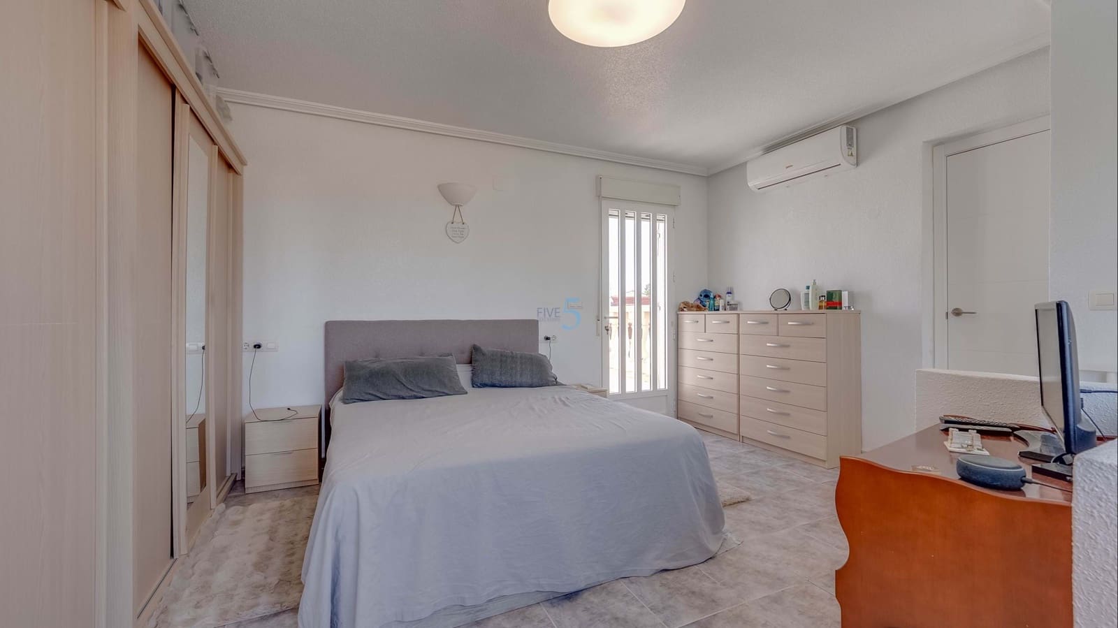 Chalet de 2 habitaciones en Torrevieja en venta con piscina garaje - 279.000 € (Ref: 9814648)