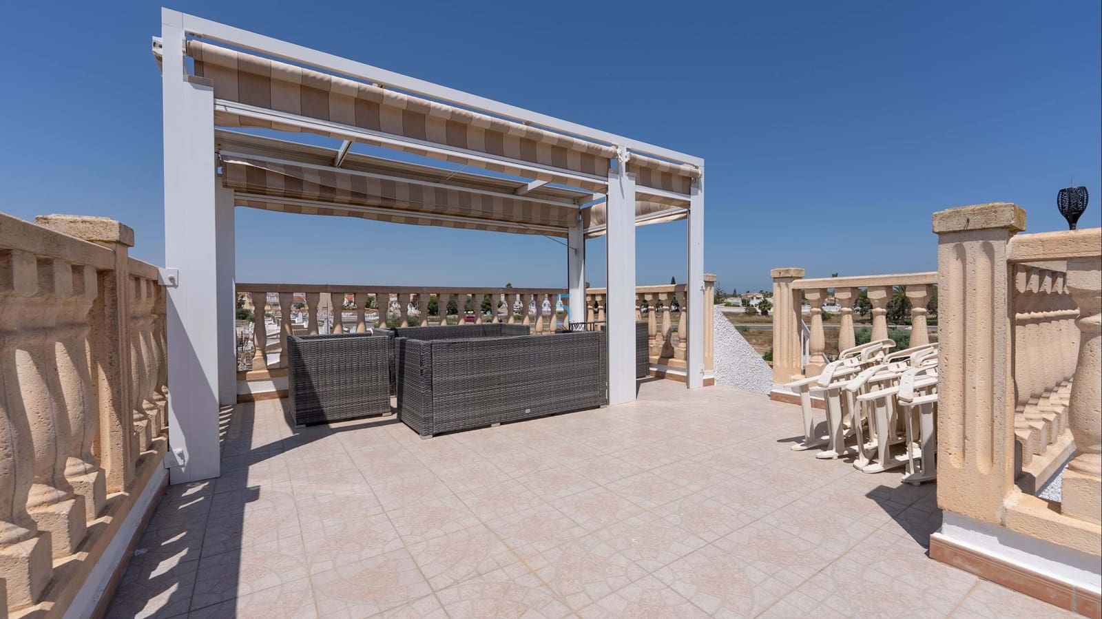 Chalet de 2 habitaciones en Torrevieja en venta con piscina garaje - 279.000 € (Ref: 9814648)