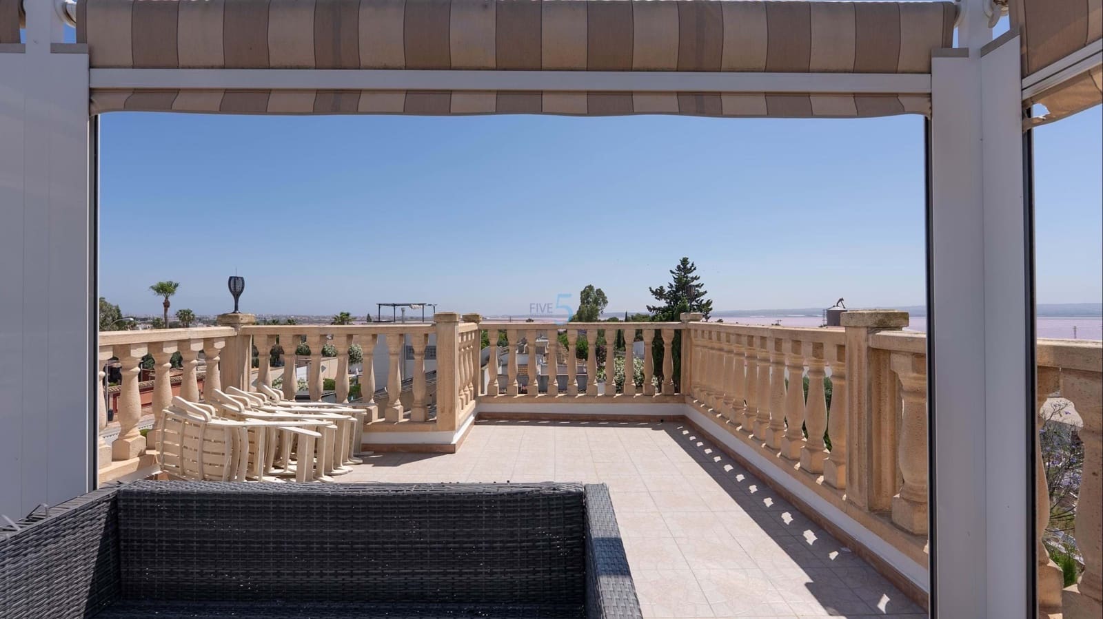 Chalet de 2 habitaciones en Torrevieja en venta con piscina garaje - 279.000 € (Ref: 9814648)