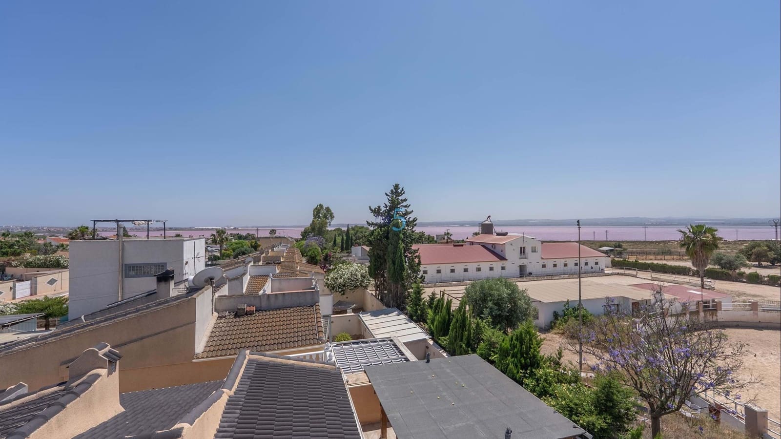 Chalet de 2 habitaciones en Torrevieja en venta con piscina garaje - 279.000 € (Ref: 9814648)