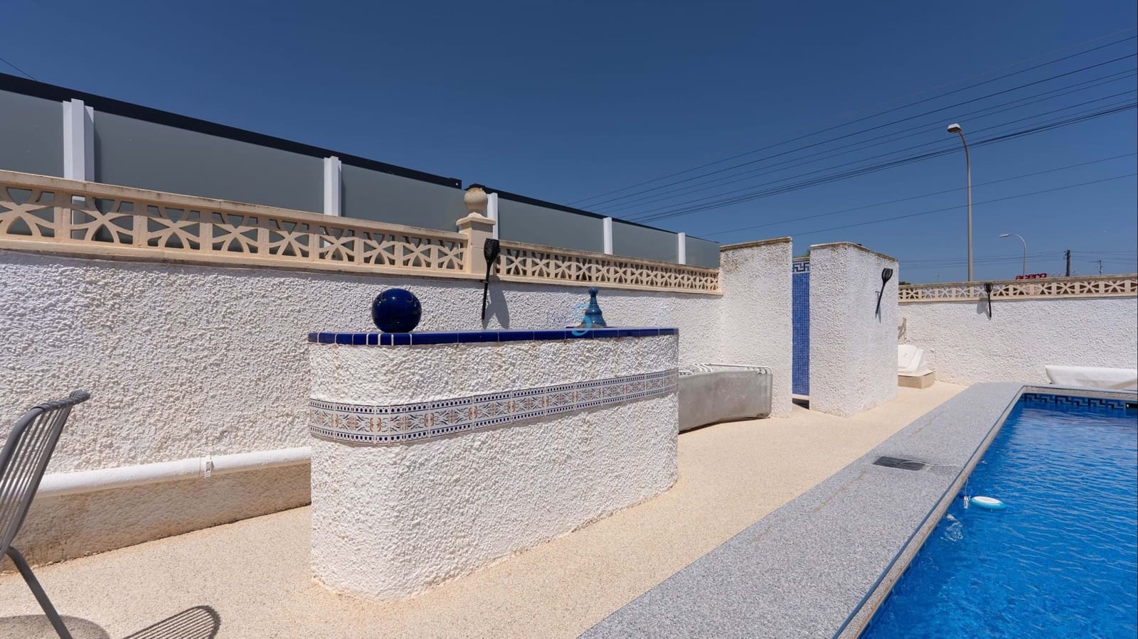 Chalet de 2 habitaciones en Torrevieja en venta con piscina garaje - 279.000 € (Ref: 9814648)
