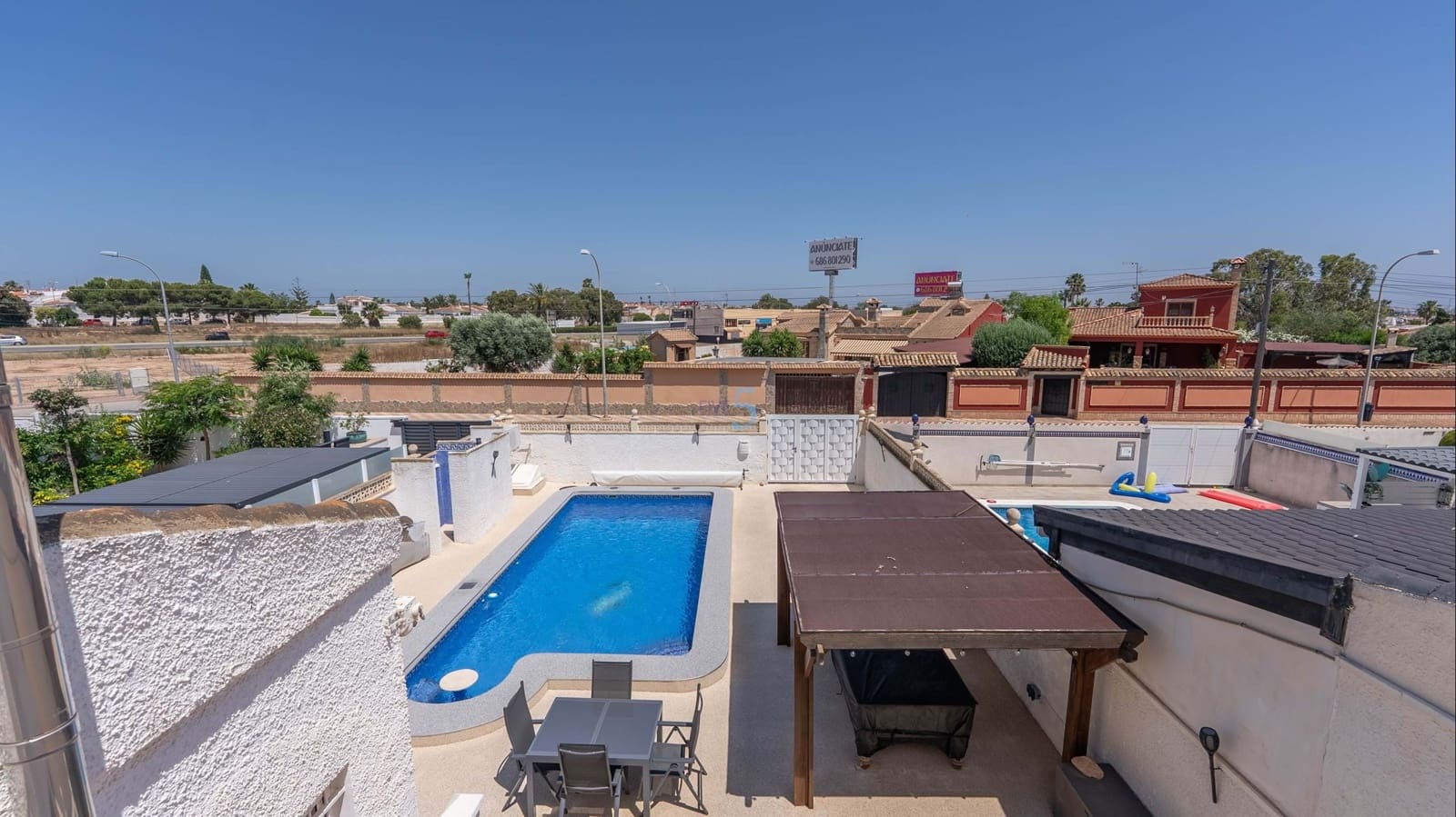 Chalet de 2 habitaciones en Torrevieja en venta con piscina garaje - 279.000 € (Ref: 9814648)