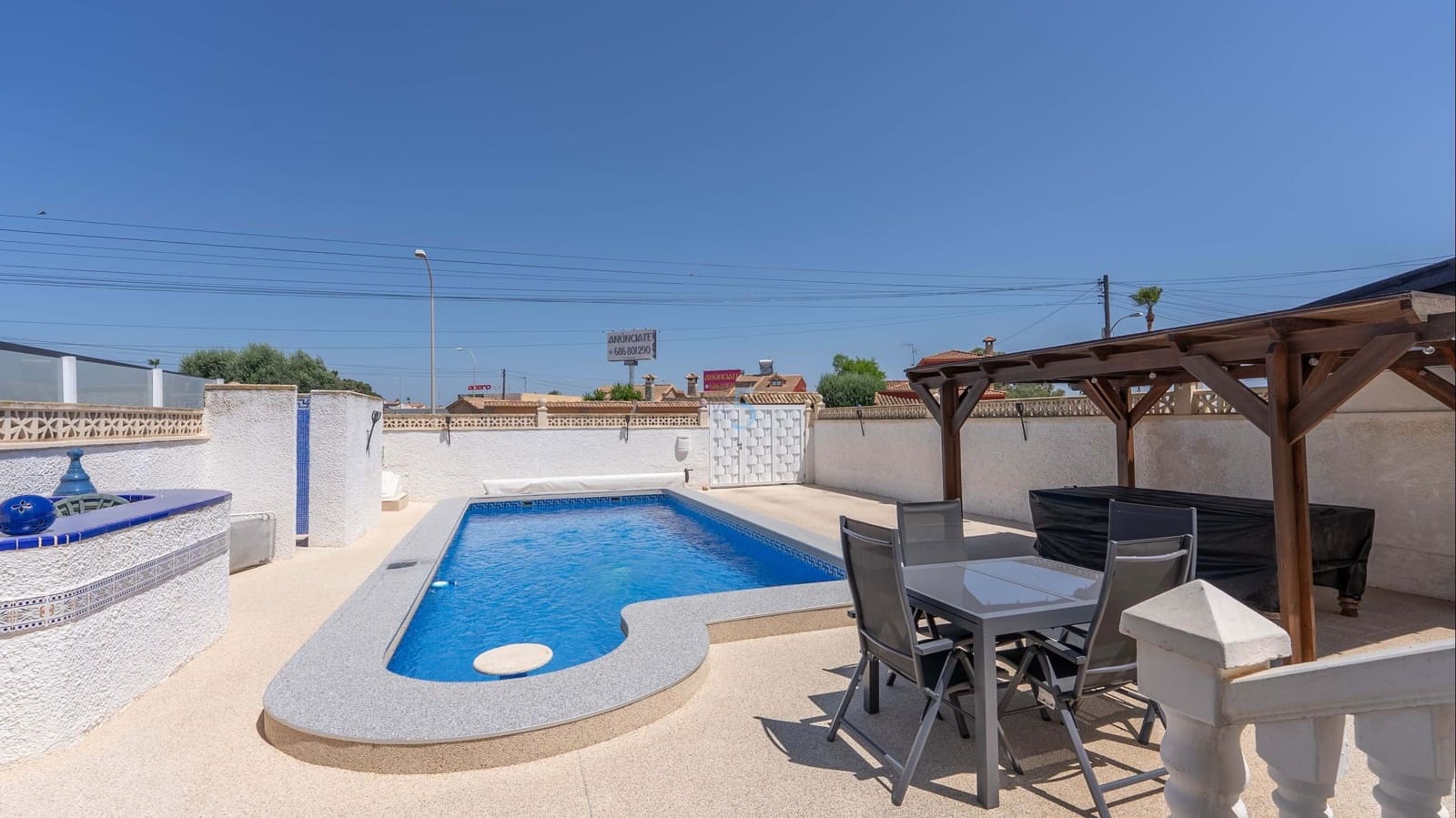 Chalet de 2 habitaciones en Torrevieja en venta con piscina garaje - 279.000 € (Ref: 9814648)