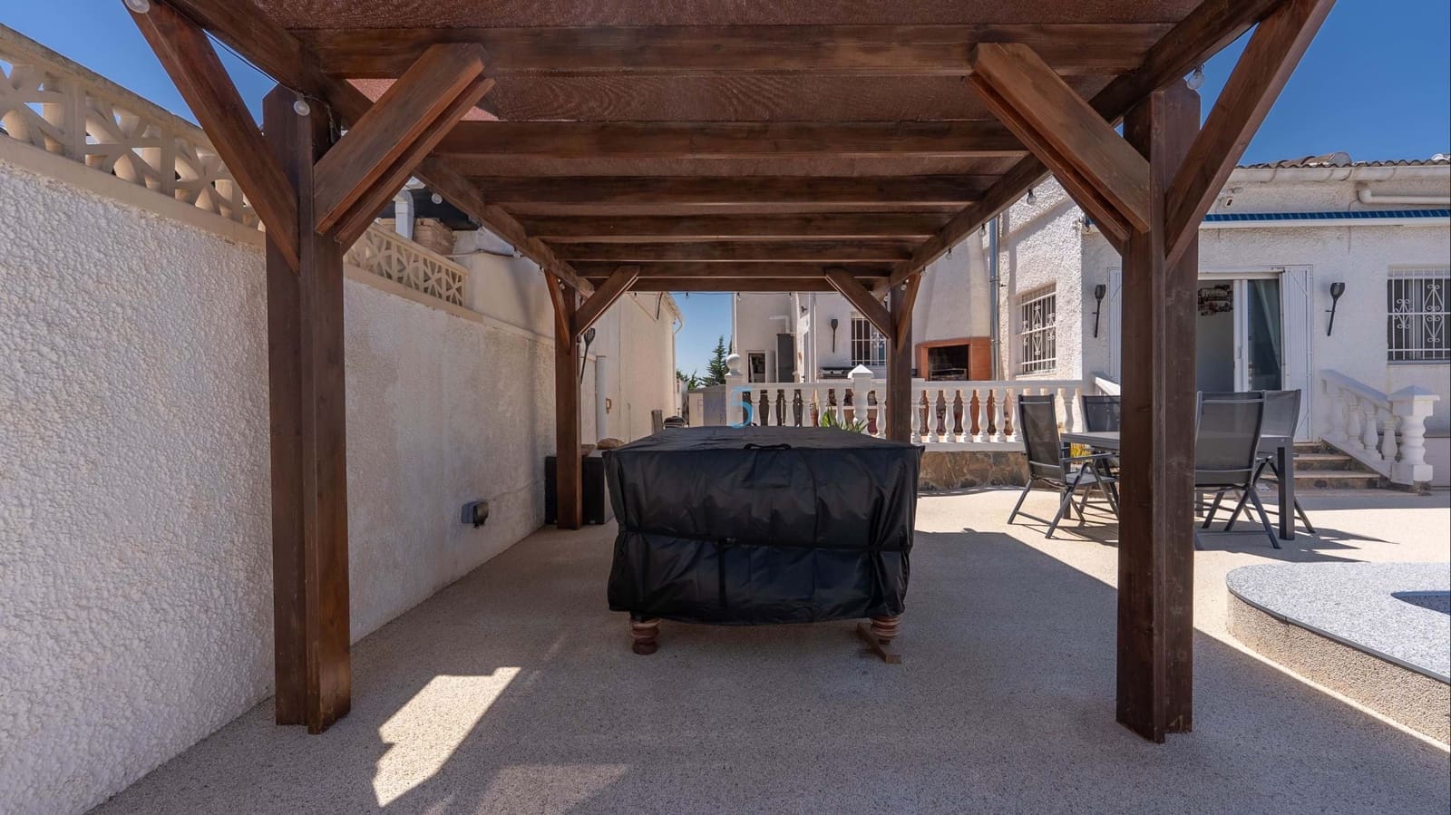 Chalet de 2 habitaciones en Torrevieja en venta con piscina garaje - 279.000 € (Ref: 9814648)
