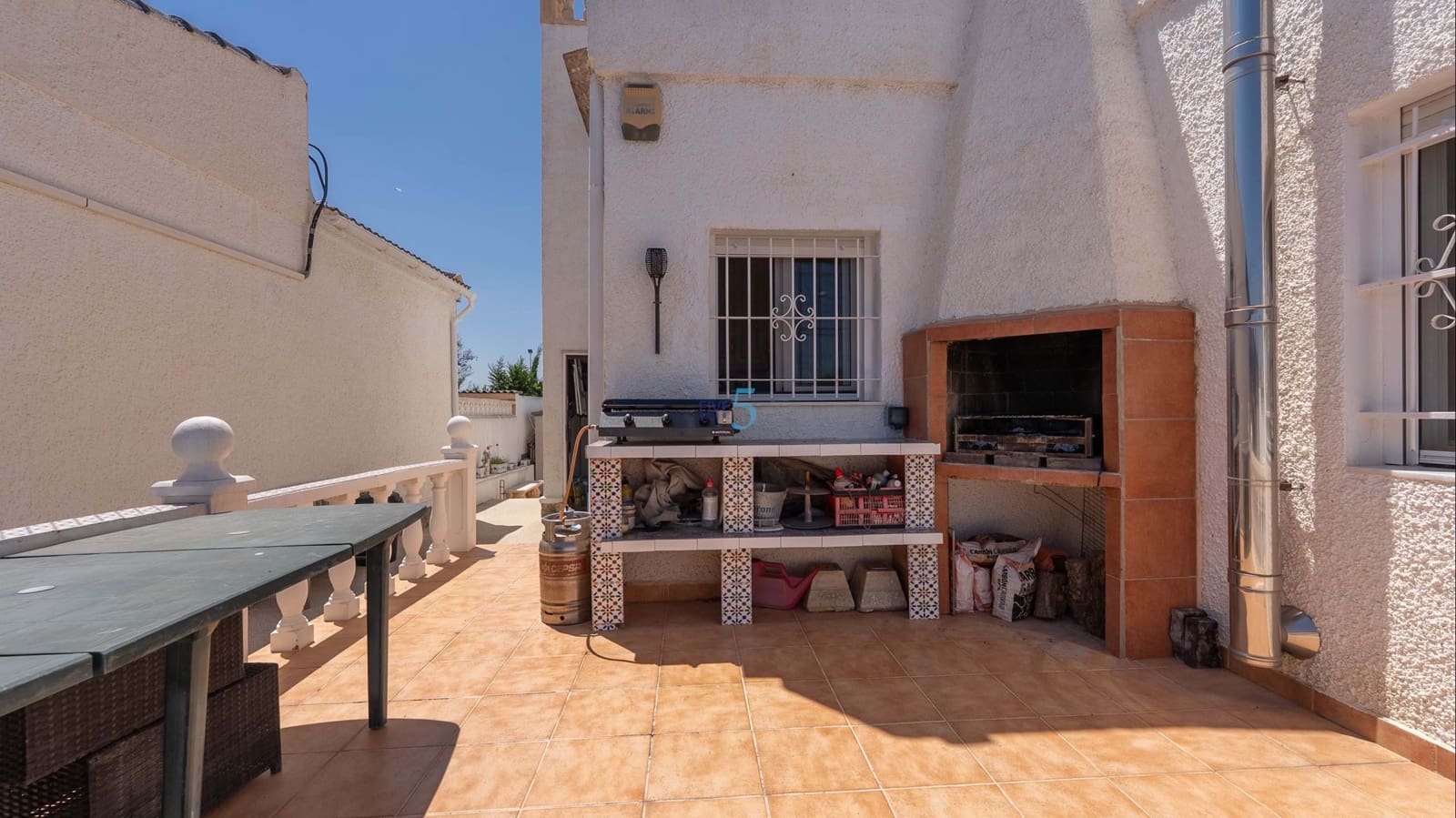 Chalet de 2 habitaciones en Torrevieja en venta con piscina garaje - 279.000 € (Ref: 9814648)