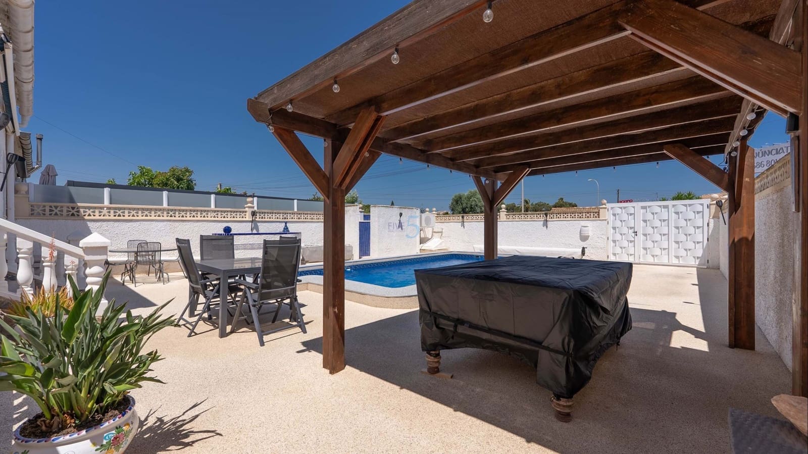 Chalet de 2 habitaciones en Torrevieja en venta con piscina garaje - 279.000 € (Ref: 9814648)