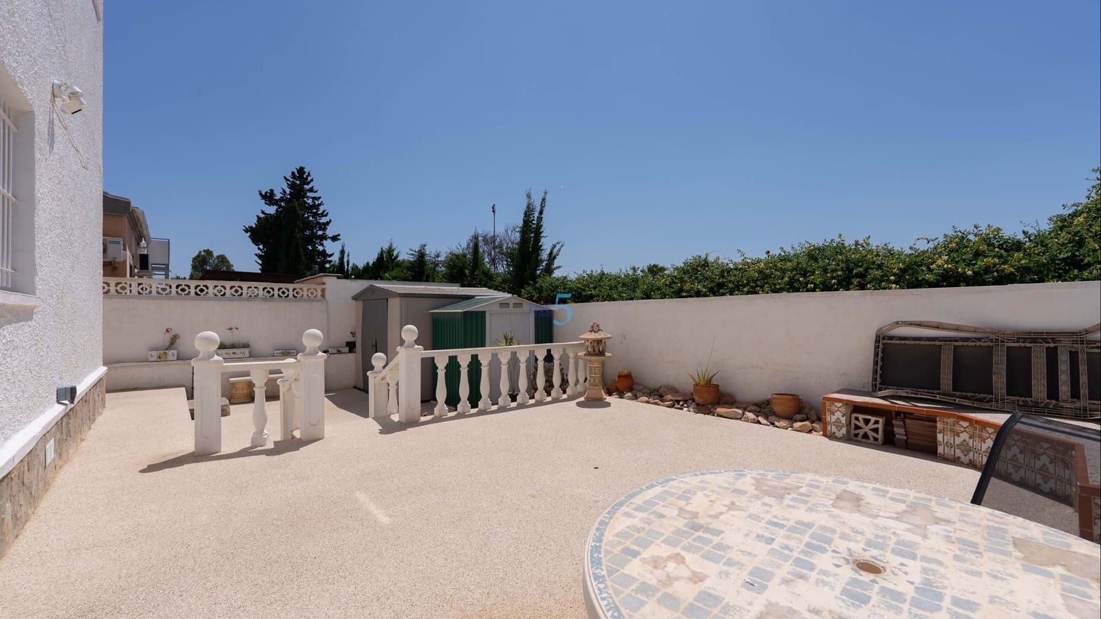 Chalet de 2 habitaciones en Torrevieja en venta con piscina garaje - 279.000 € (Ref: 9814648)