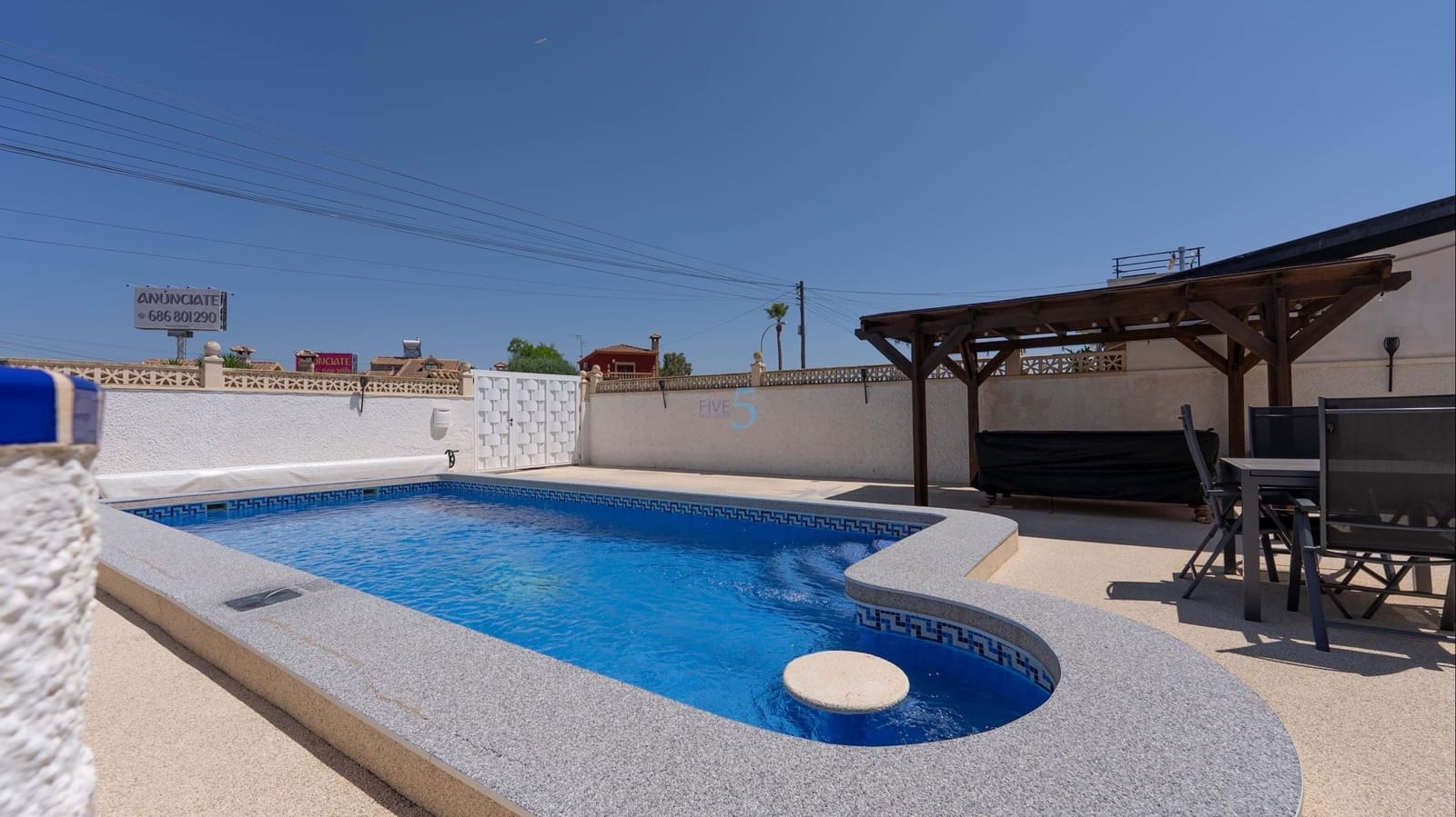 Chalet de 2 habitaciones en Torrevieja en venta con piscina garaje - 279.000 € (Ref: 9814648)
