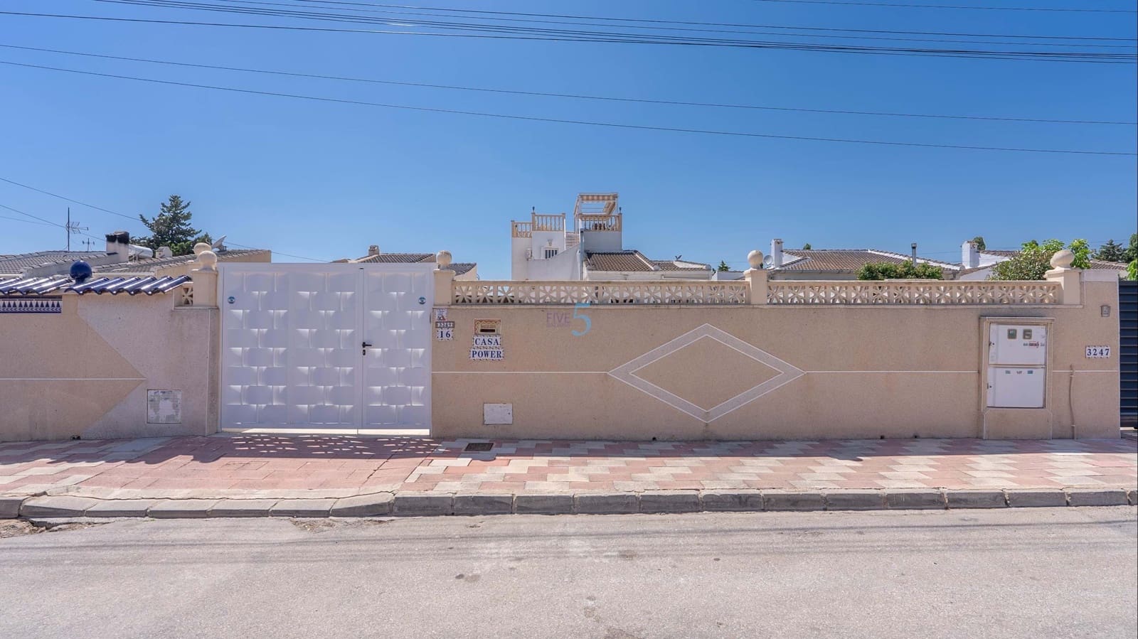 Chalet de 2 habitaciones en Torrevieja en venta con piscina garaje - 279.000 € (Ref: 9814648)