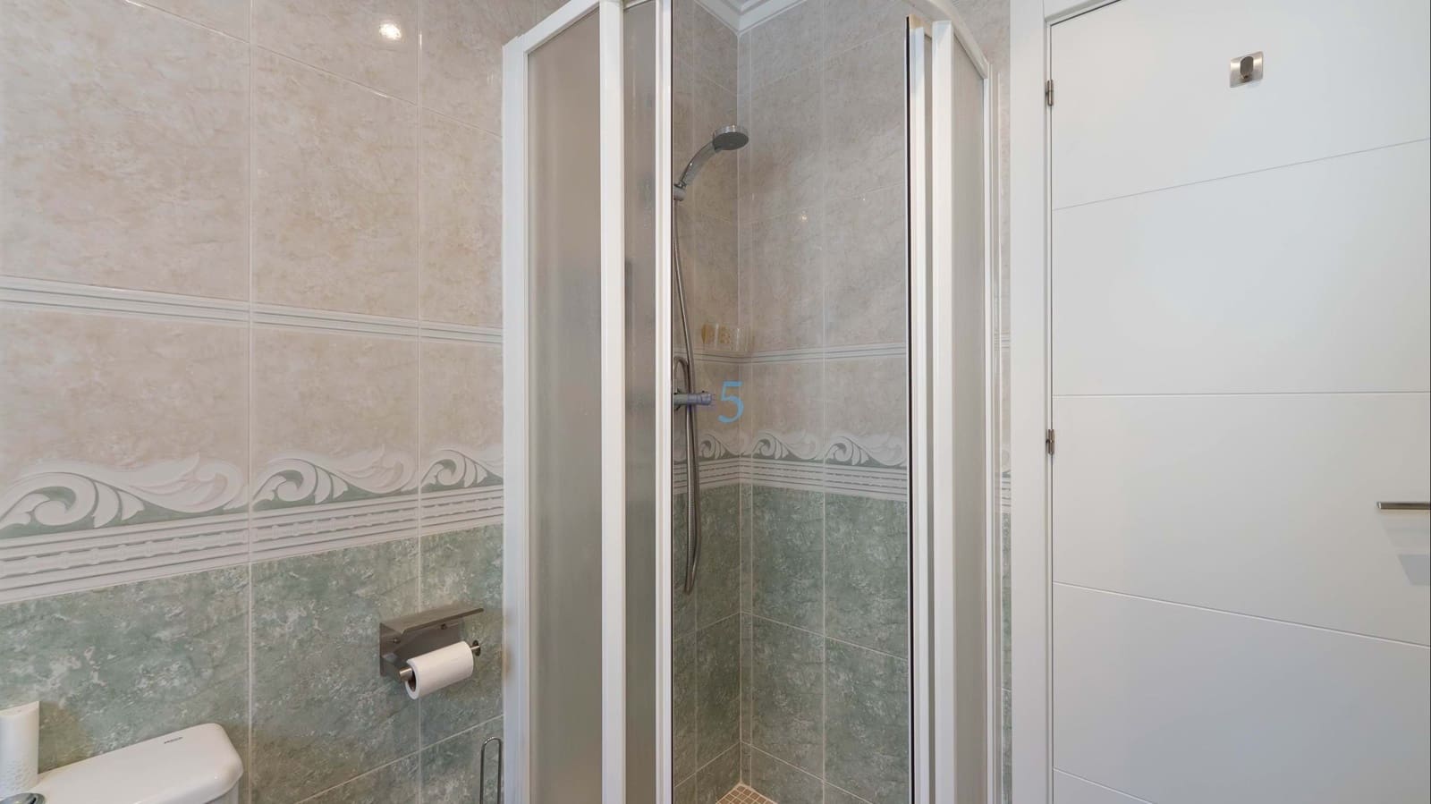 Chalet de 2 habitaciones en Torrevieja en venta con piscina garaje - 279.000 € (Ref: 9814648)