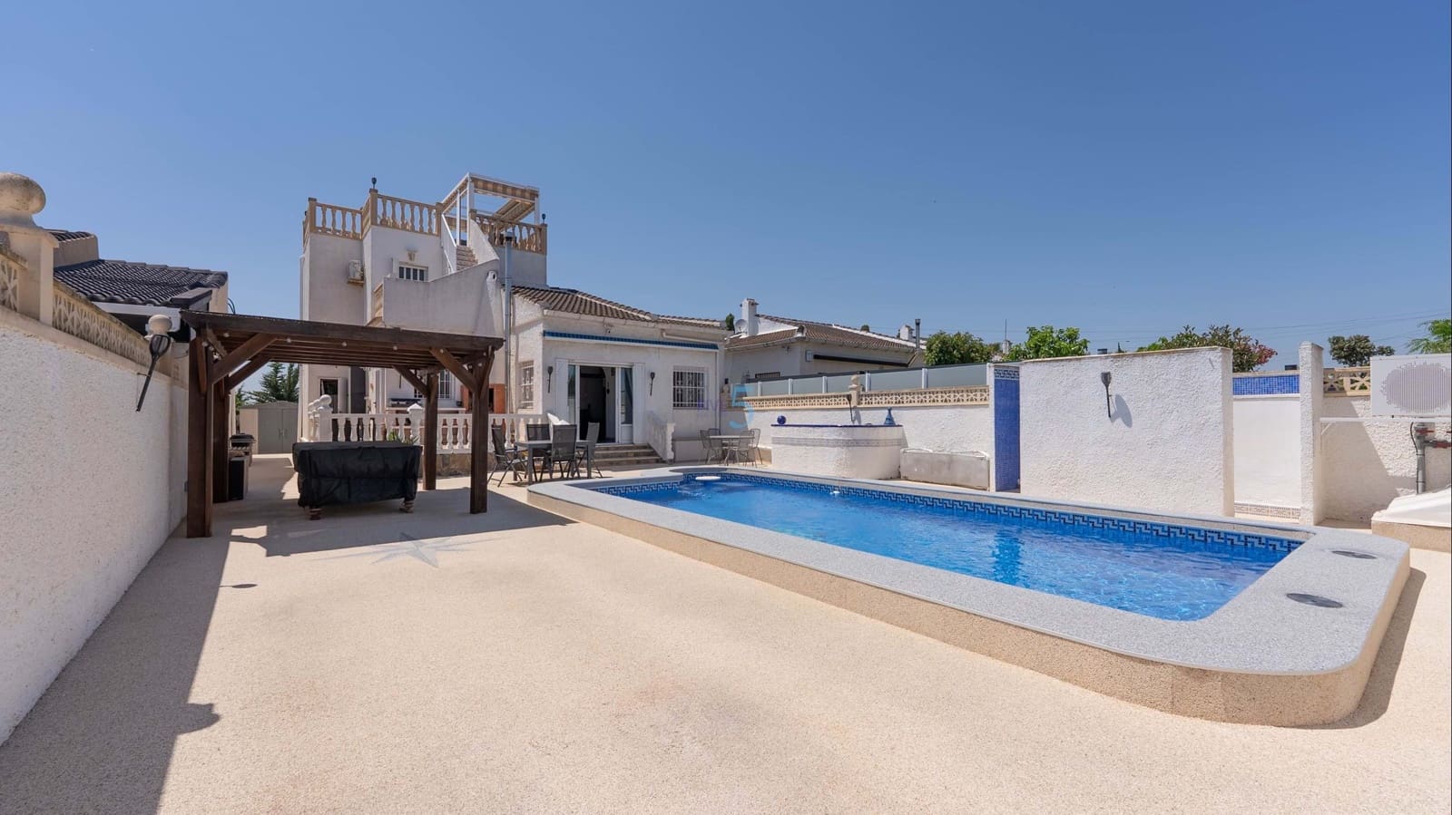 Chalet de 2 habitaciones en Torrevieja en venta con piscina garaje - 279.000 € (Ref: 9814648)
