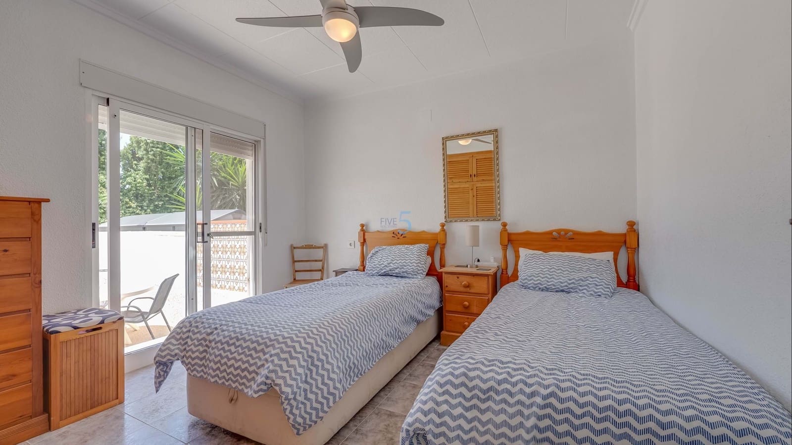 Chalet de 2 habitaciones en Torrevieja en venta con piscina garaje - 279.000 € (Ref: 9814648)