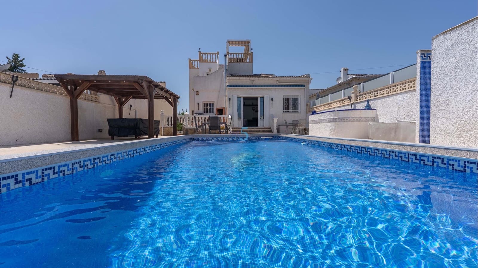 Chalet de 2 habitaciones en Torrevieja en venta con piscina garaje - 279.000 € (Ref: 9814648)