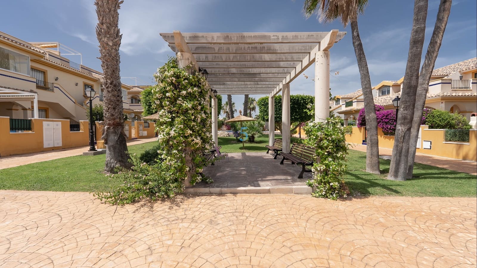 3 soveværelse Byhus til salg i Orihuela Costa med swimmingpool garage - € 260.000 (Ref: 9816784)