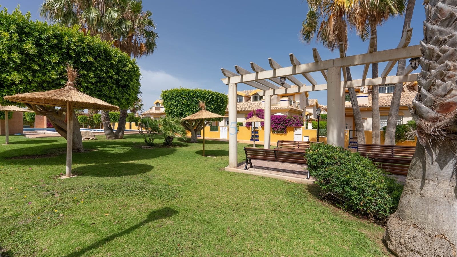 3 soveværelse Byhus til salg i Orihuela Costa med swimmingpool garage - € 260.000 (Ref: 9816784)